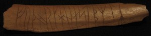 800px-Viking_futhark_on_bone_lund_sweden